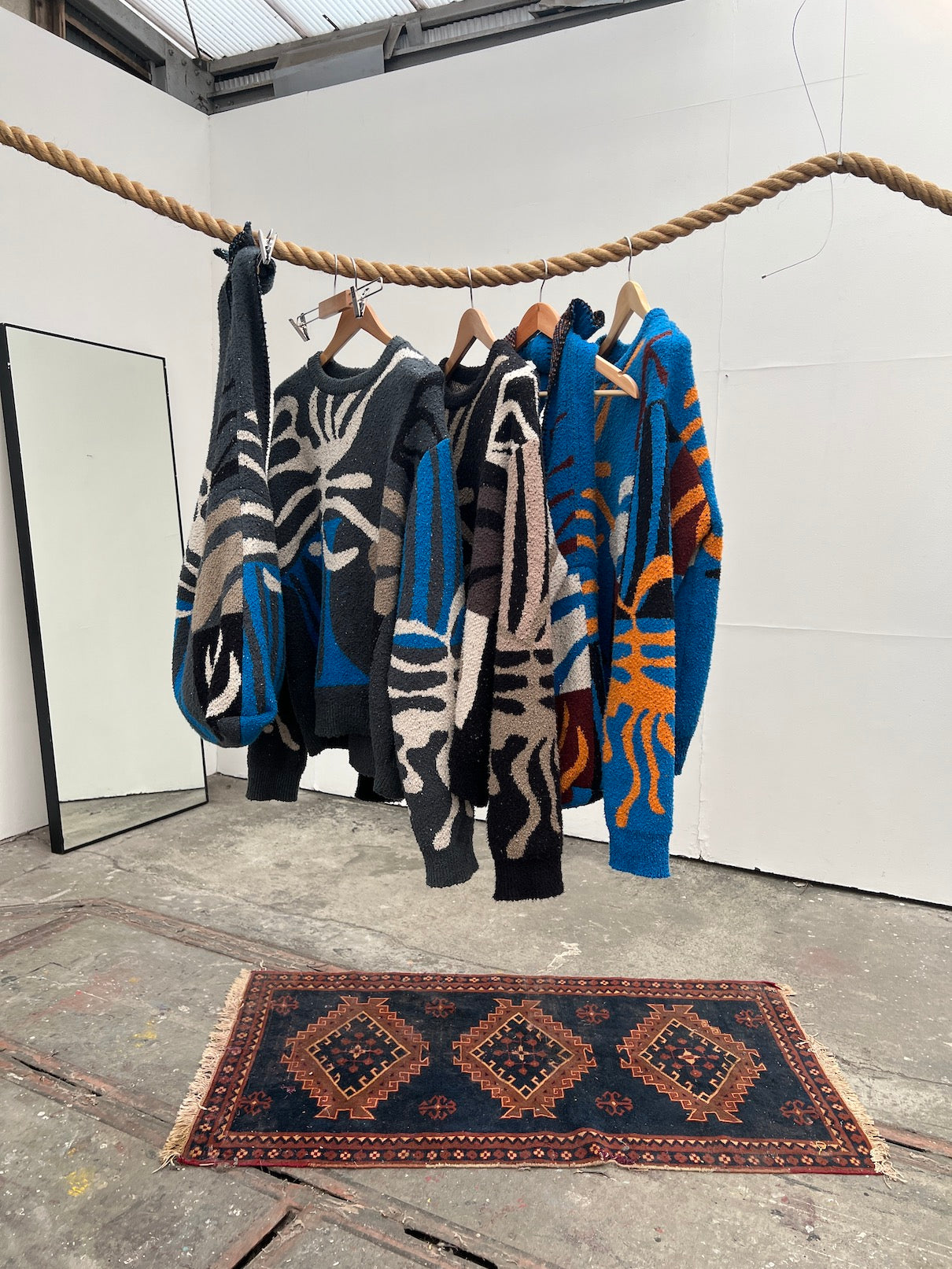 Intarsia-knit jumper Blue