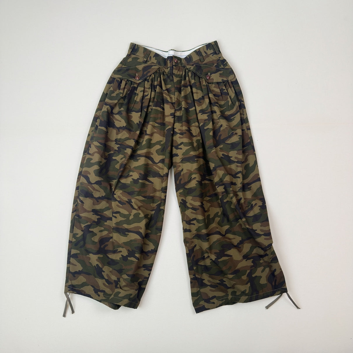 Gather-detail camouflage pants Khaki