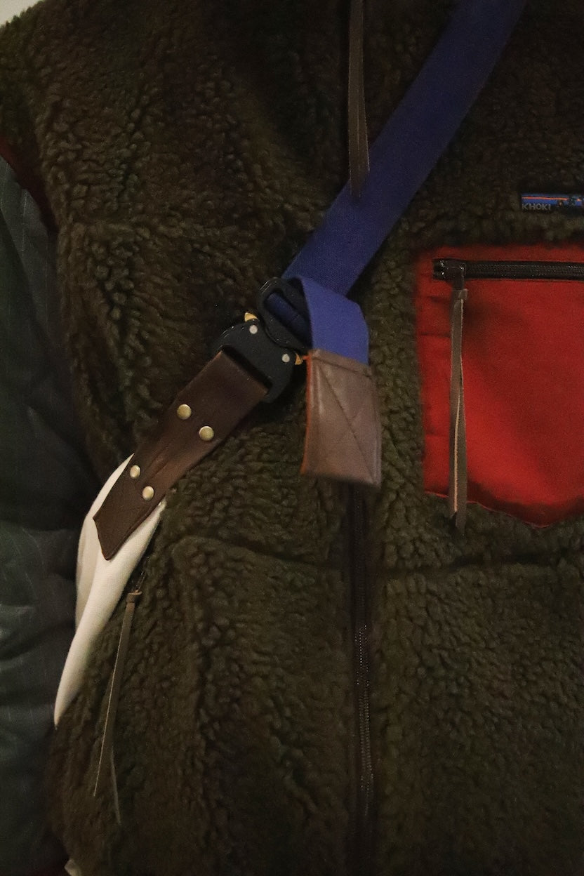 3D cutting messenger bag Blue