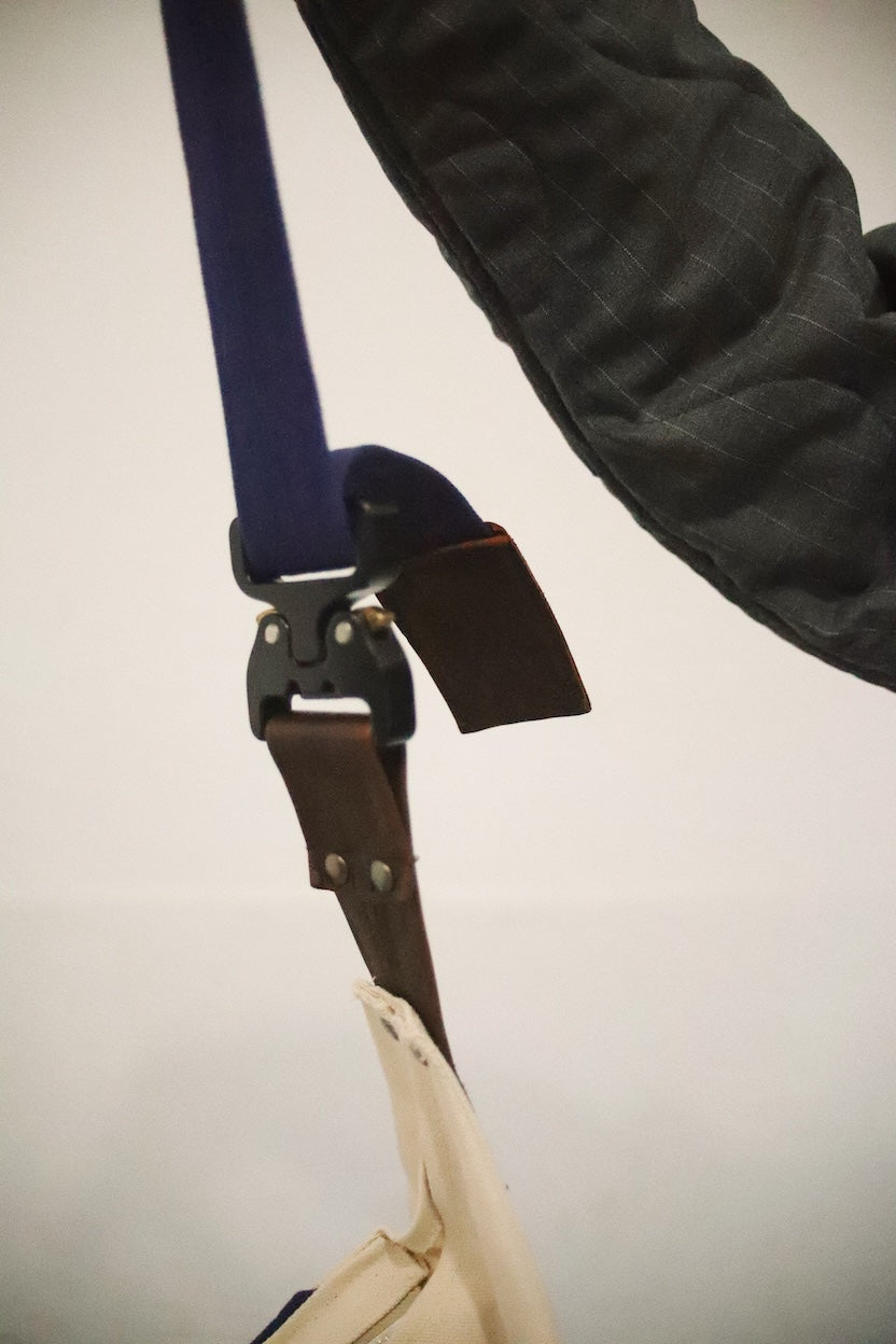 3D cutting messenger bag Blue