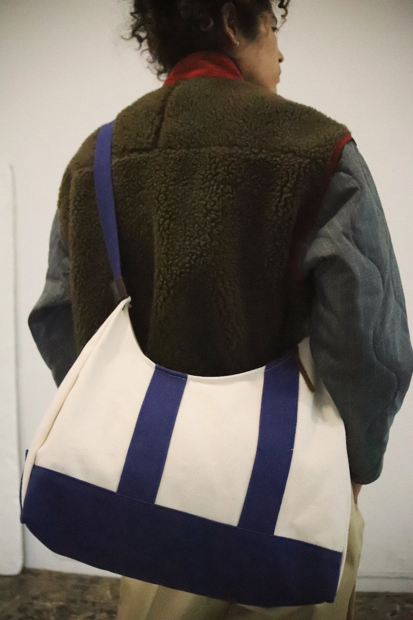 3D cutting messenger bag Blue