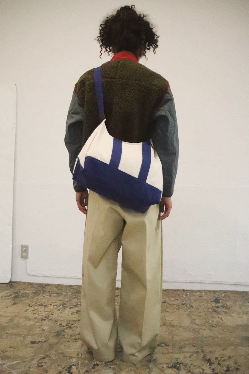 3D cutting messenger bag Blue
