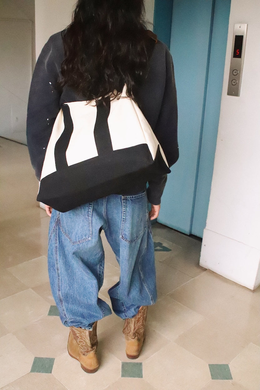 3D cutting messenger bag Black