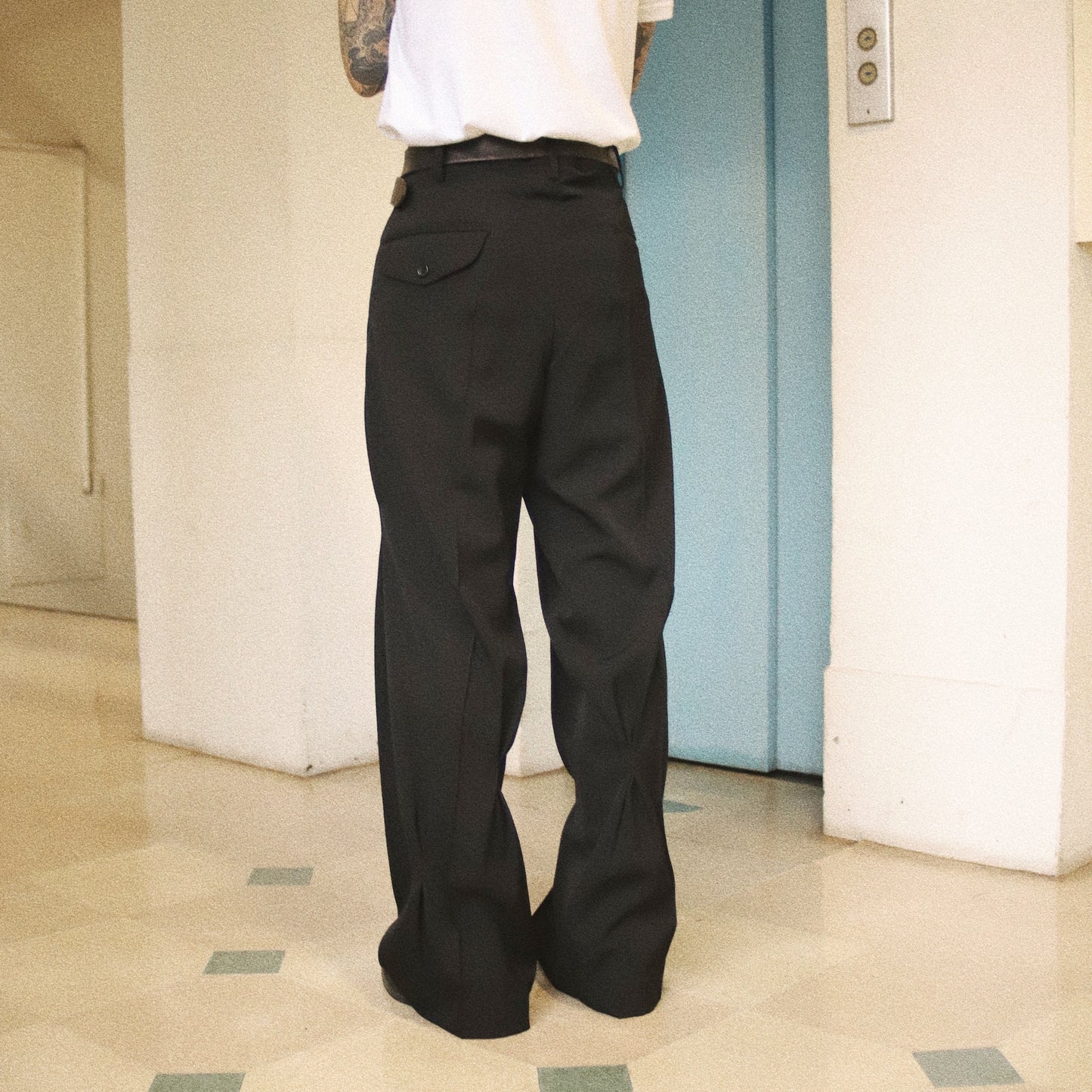 Pleat-detail pants Black