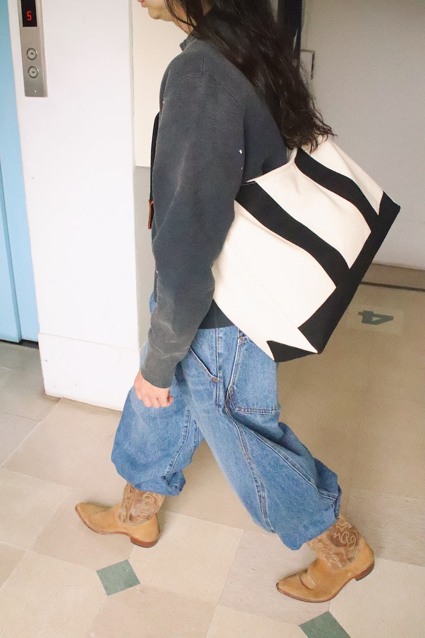 3D cutting messenger bag Black