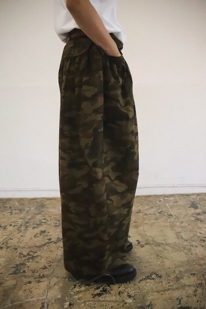 Gather-detail camouflage pants Khaki