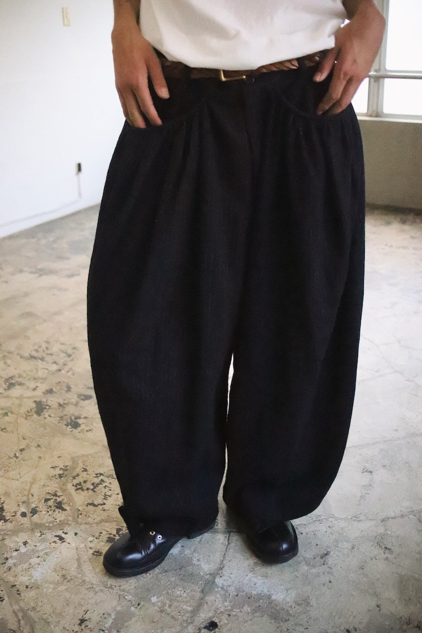 Gatther-detail pants Black