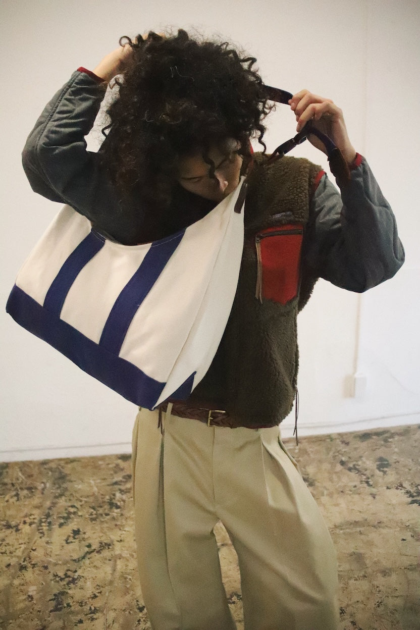 3D cutting messenger bag Blue