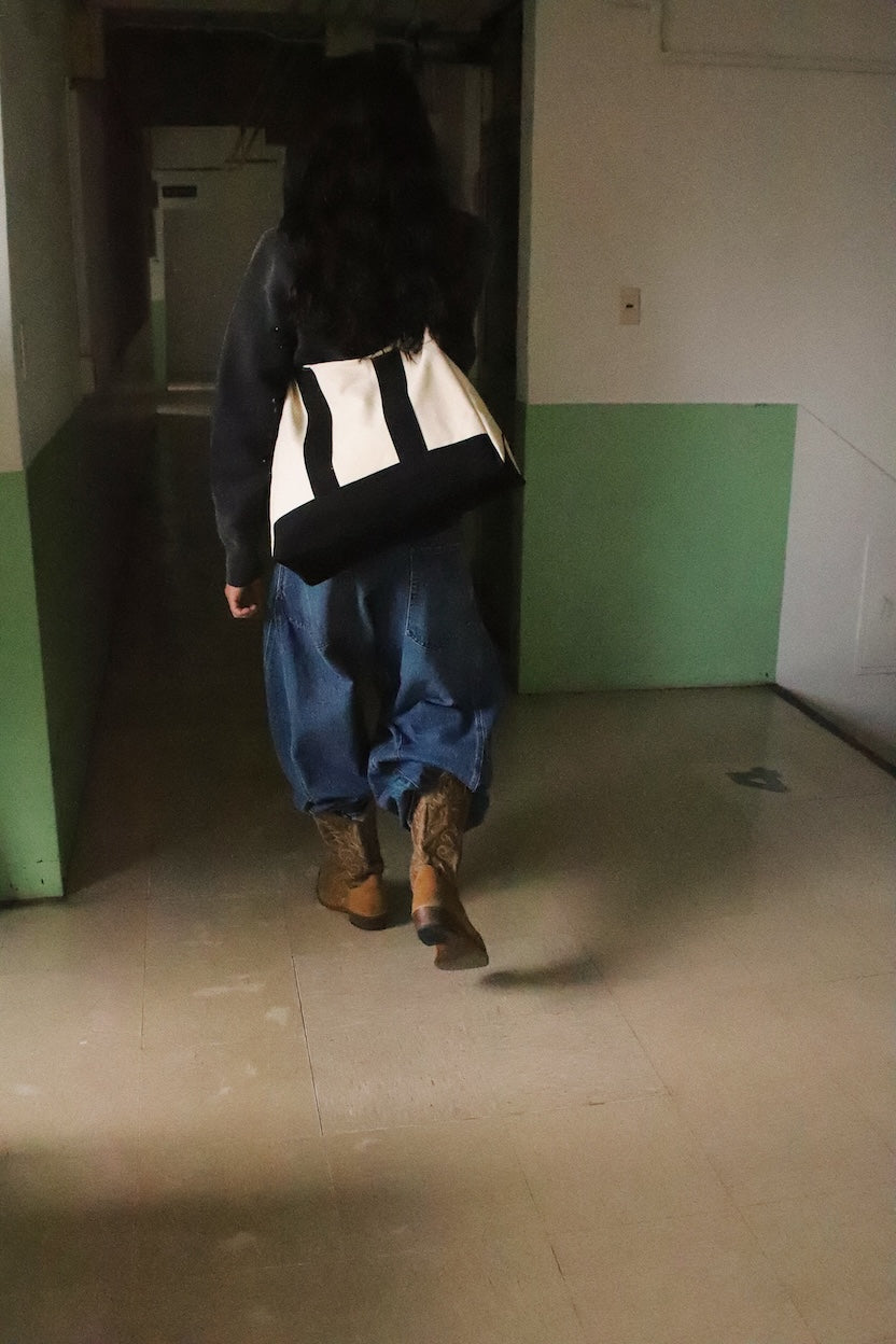 3D cutting messenger bag Black