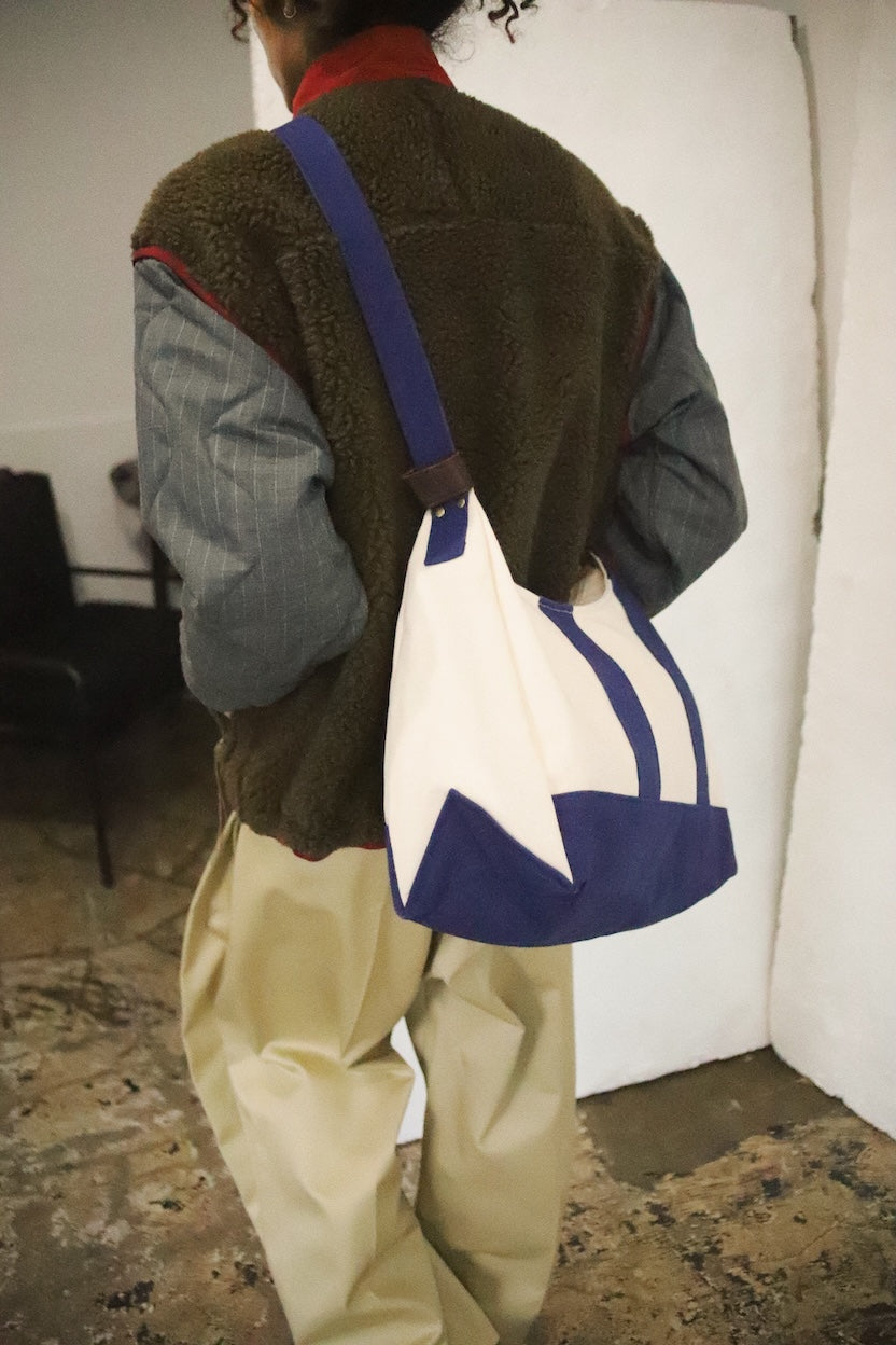 3D cutting messenger bag Blue