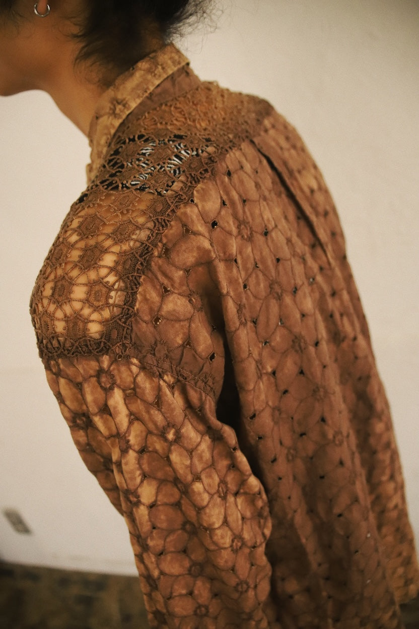 Vintage-eﬀect lace shirt Brown