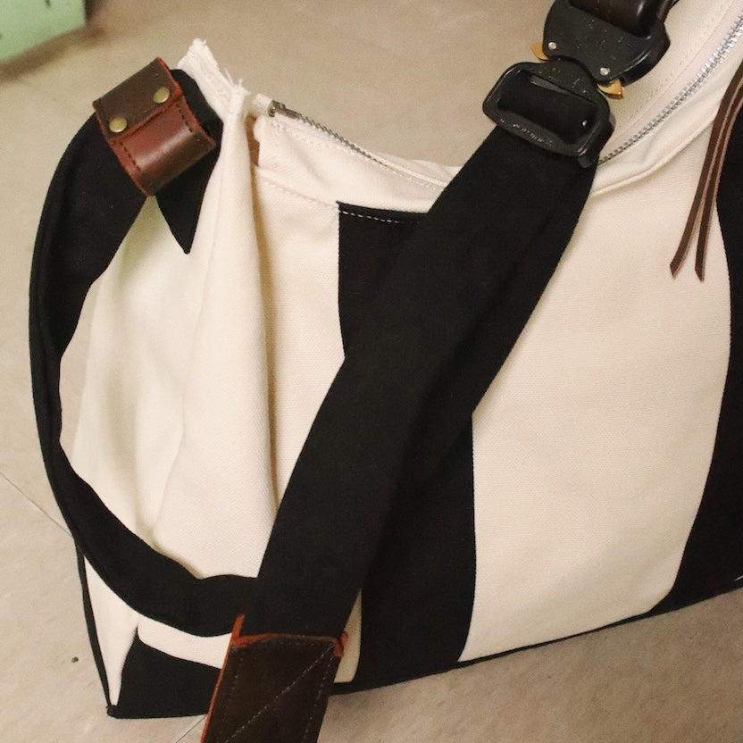 3D cutting messenger bag Black