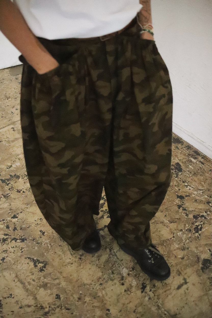 Gather-detail camouflage pants Khaki