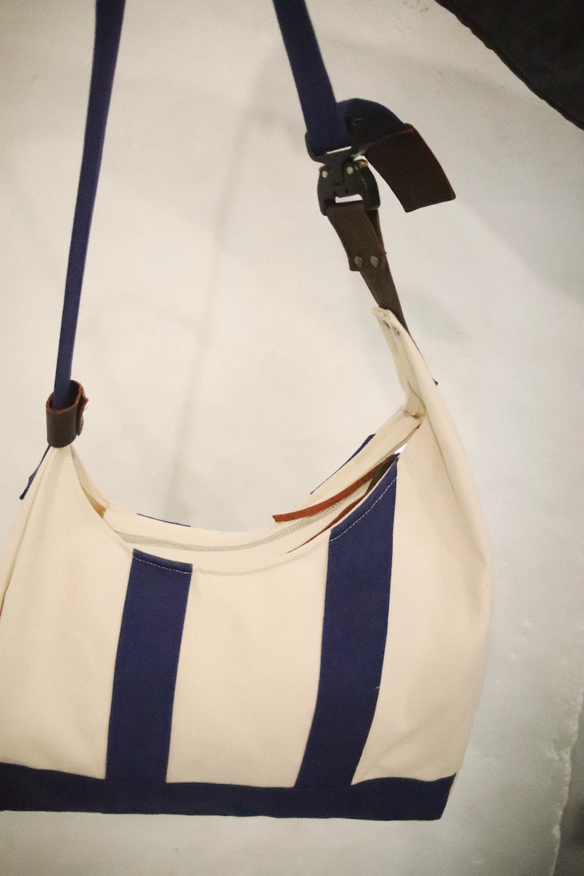 3D cutting messenger bag Blue