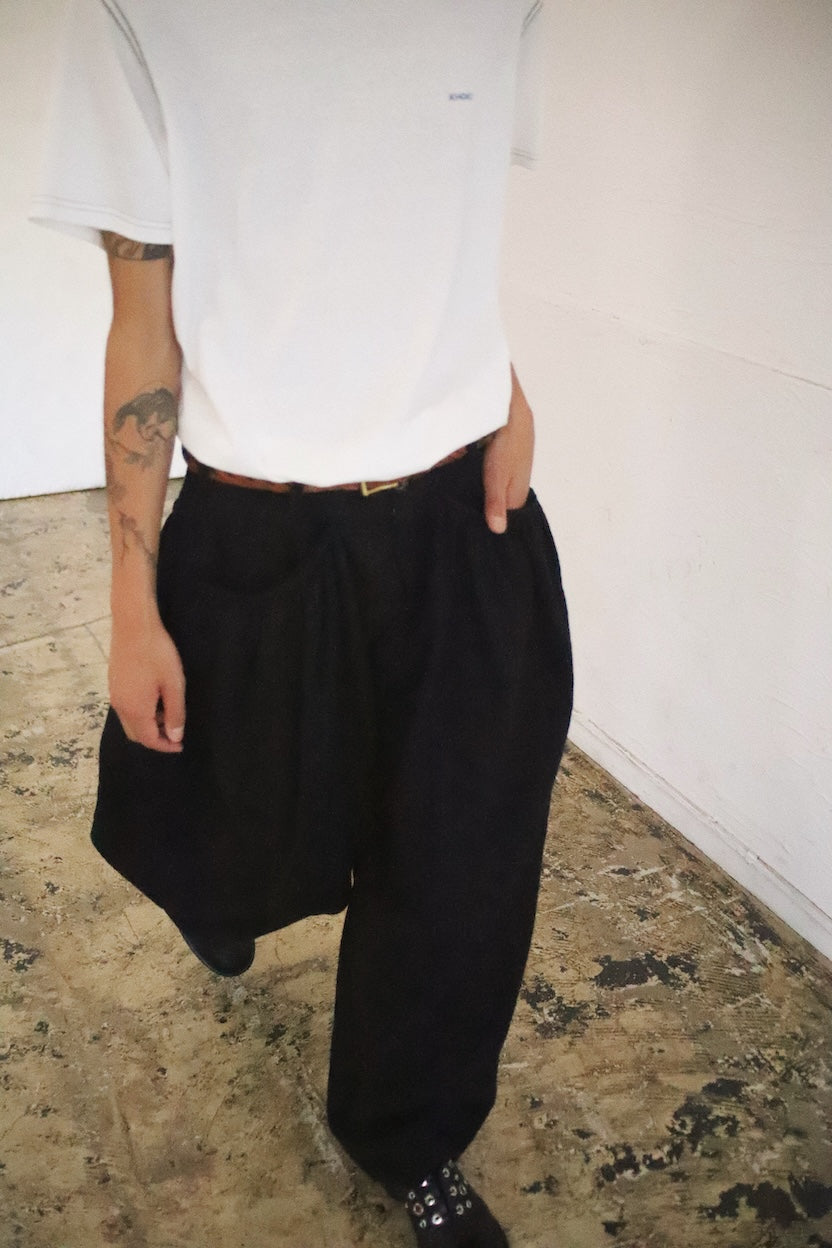 Gatther-detail pants Black