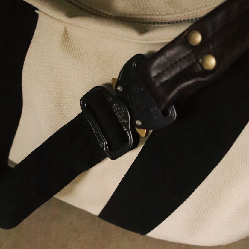 3D cutting messenger bag Black