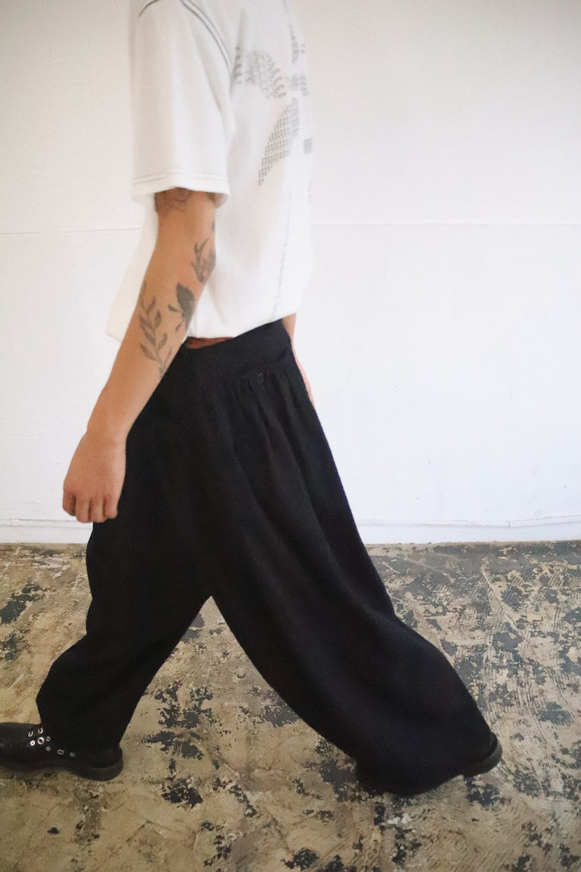 Gatther-detail pants Black