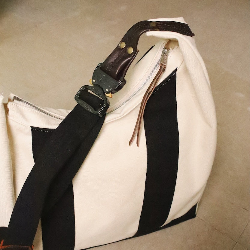 3D cutting messenger bag Black