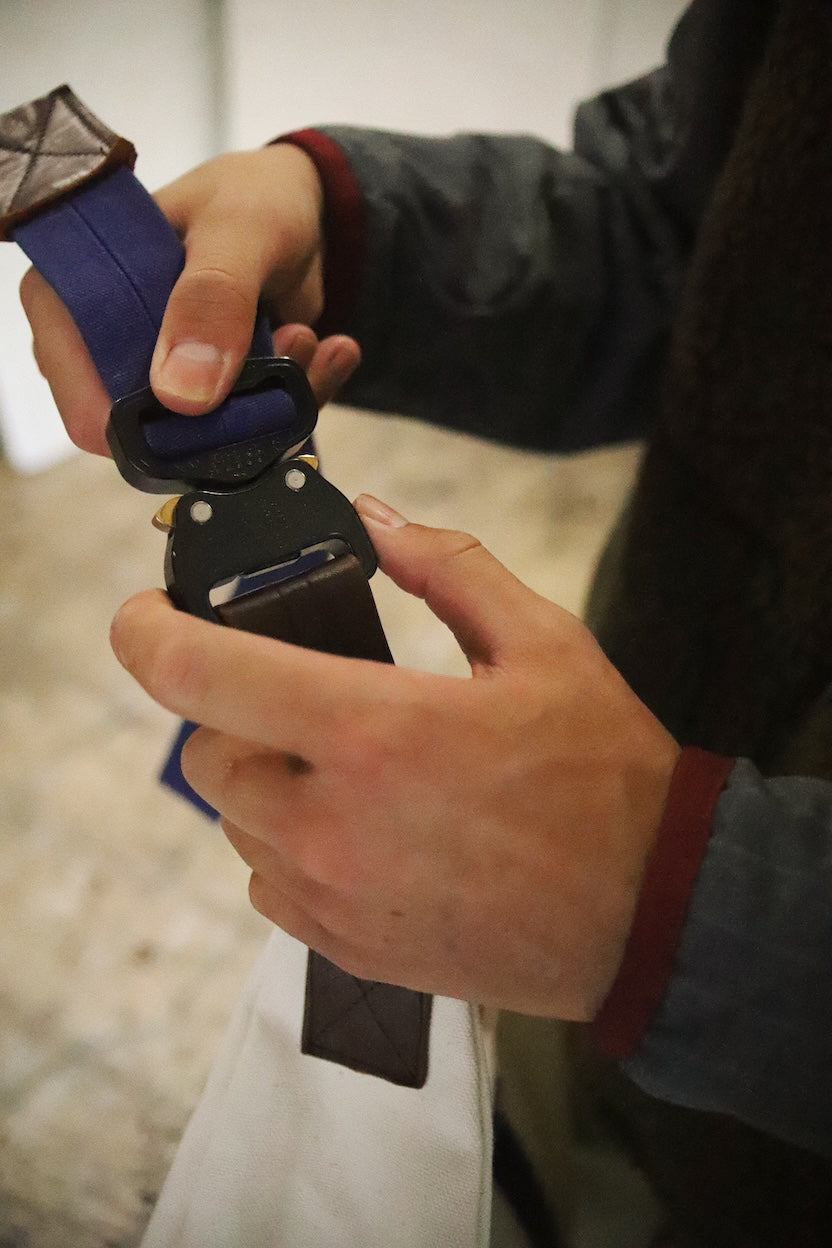 3D cutting messenger bag Blue