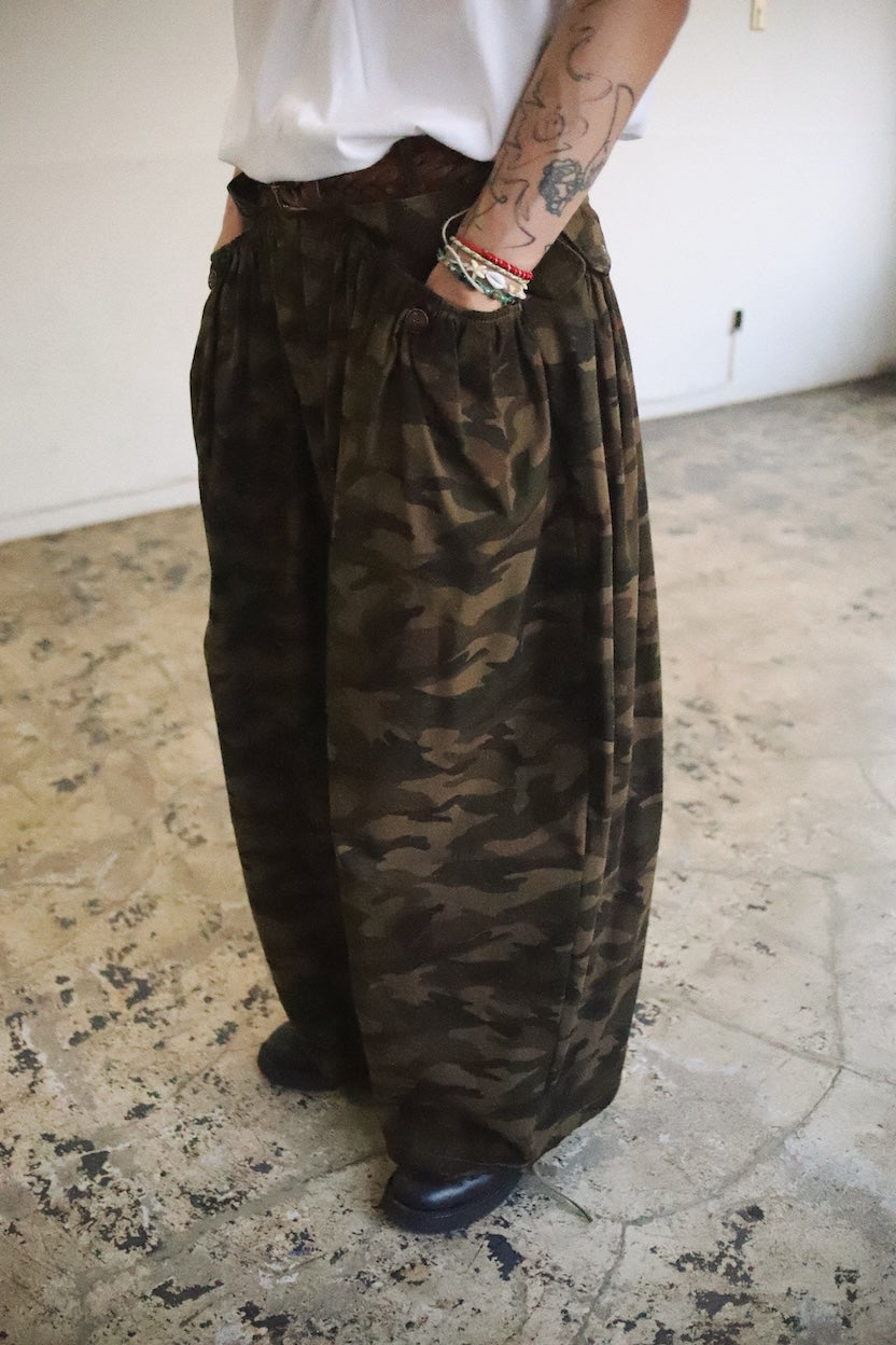 Gather-detail camouflage pants Khaki