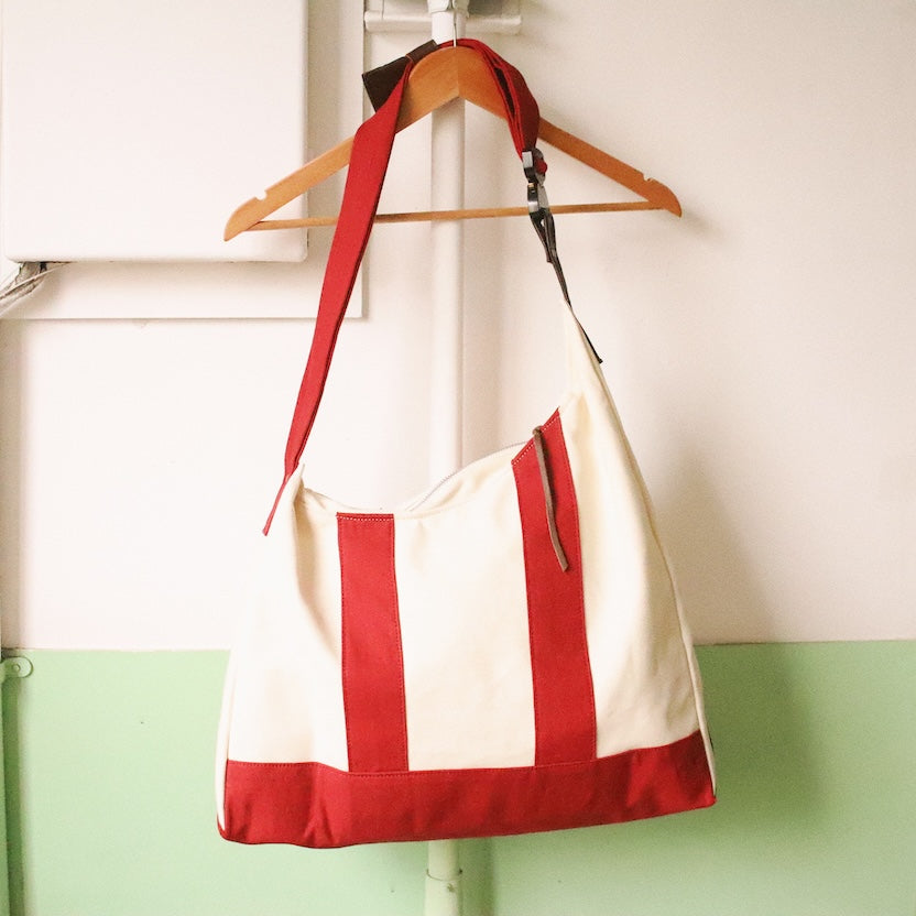 3D cutting messenger bag Red