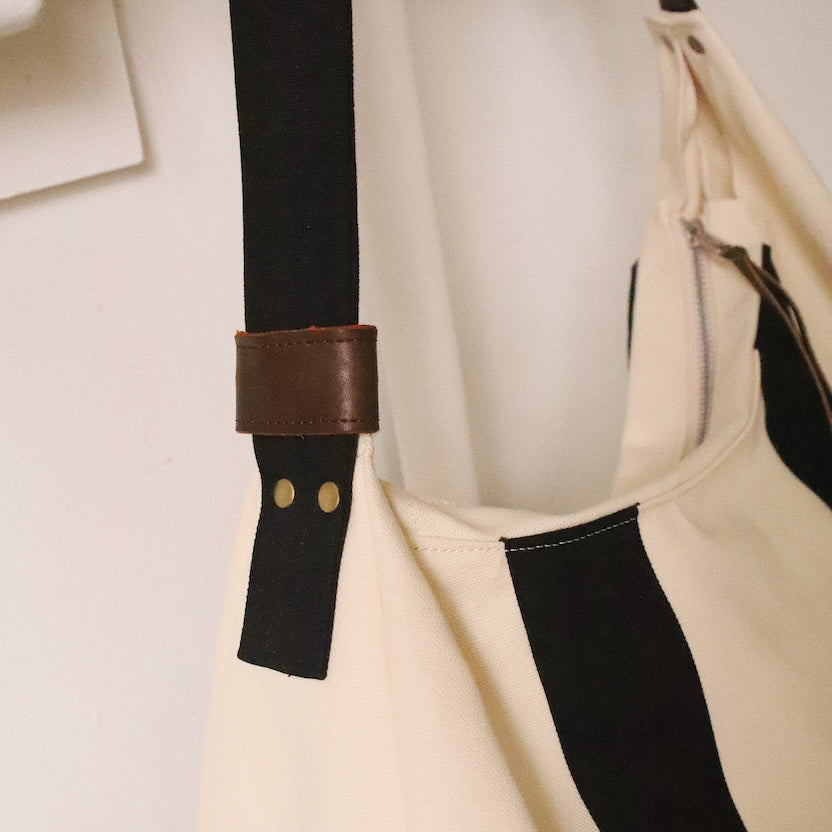 3D cutting messenger bag Black