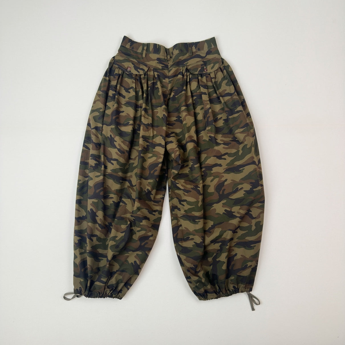 Gather-detail camouflage pants Khaki