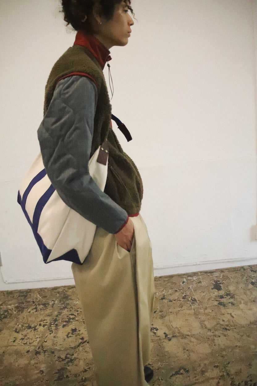 3D cutting messenger bag Blue