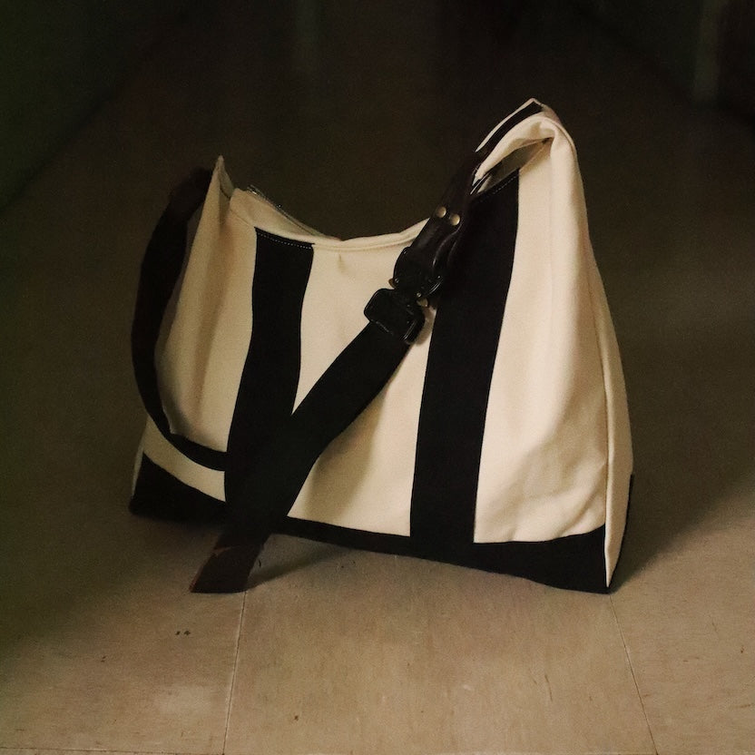 3D cutting messenger bag Black